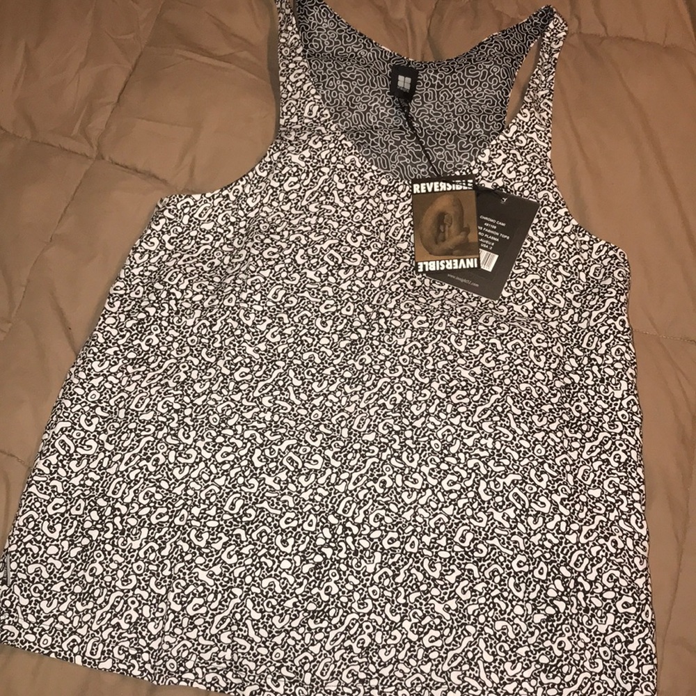 Reversible black and white tank